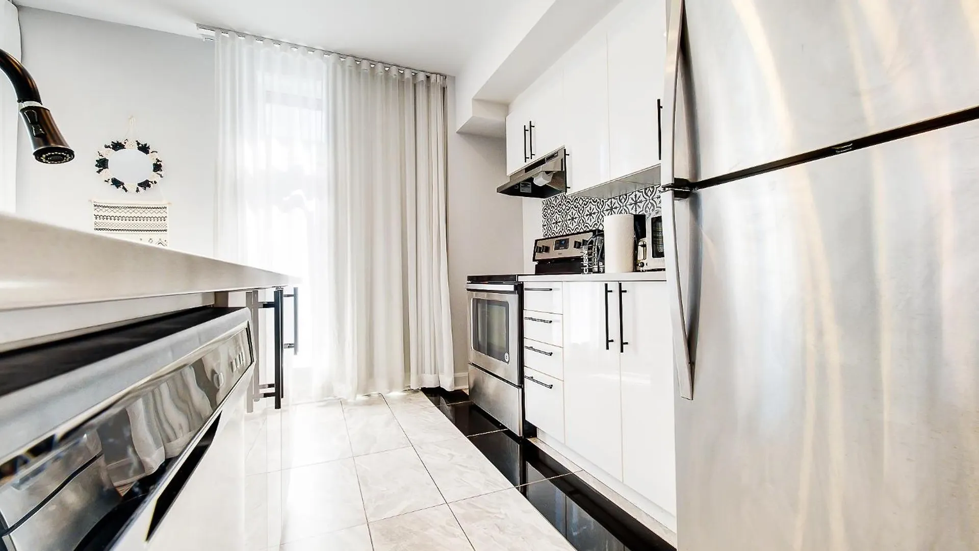 Glamorous 2-Bedroom Condo In Downtown Montreal 206