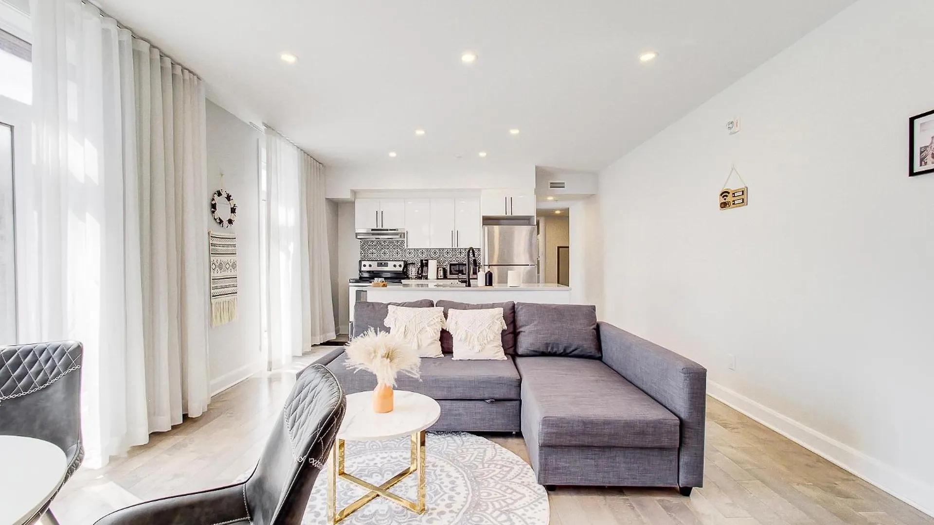 Apartment Glamorous 2-Bedroom Condo In Downtown Montreal 206