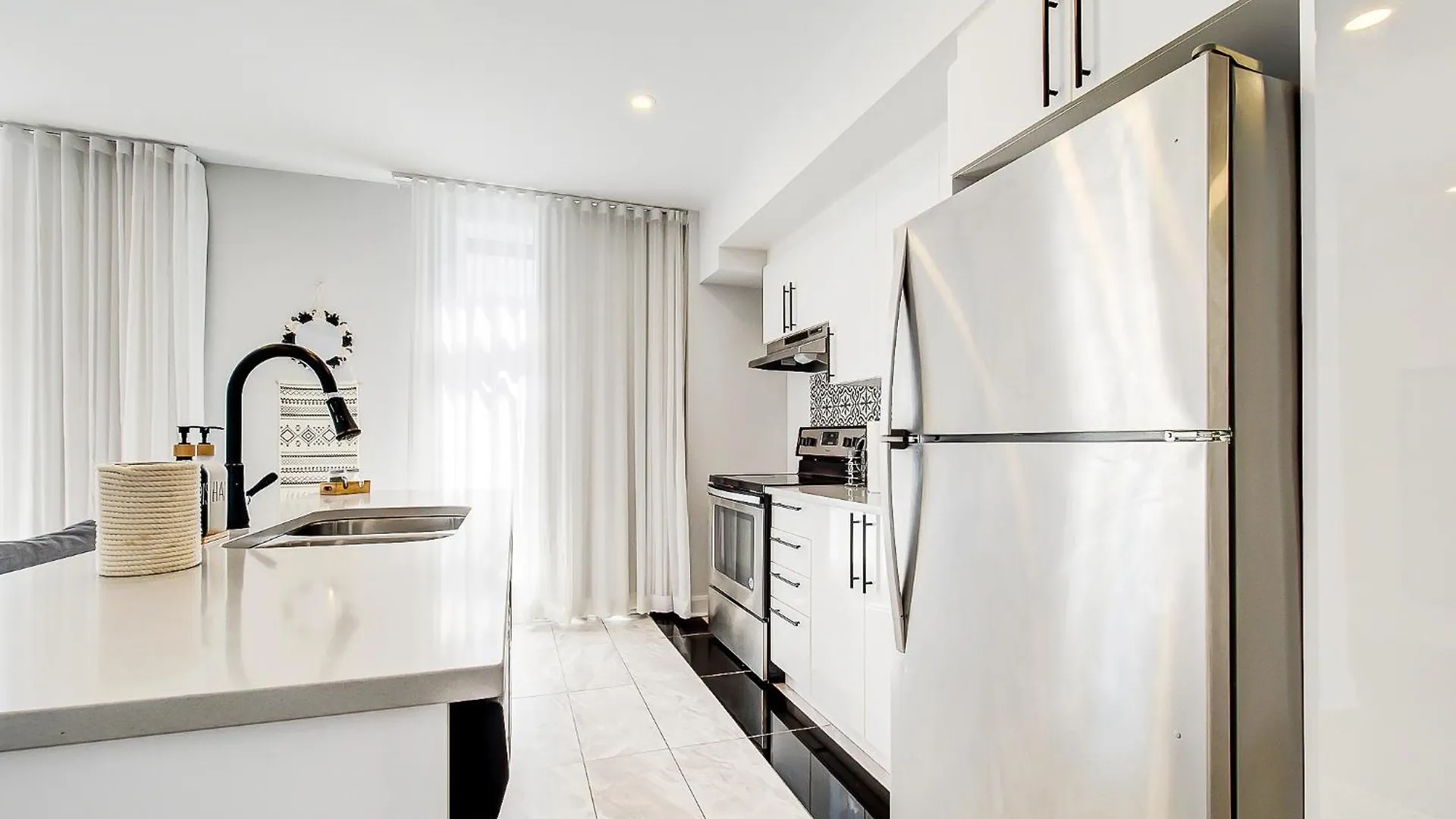 Glamorous 2-Bedroom Condo In Downtown Montreal 206 Canada