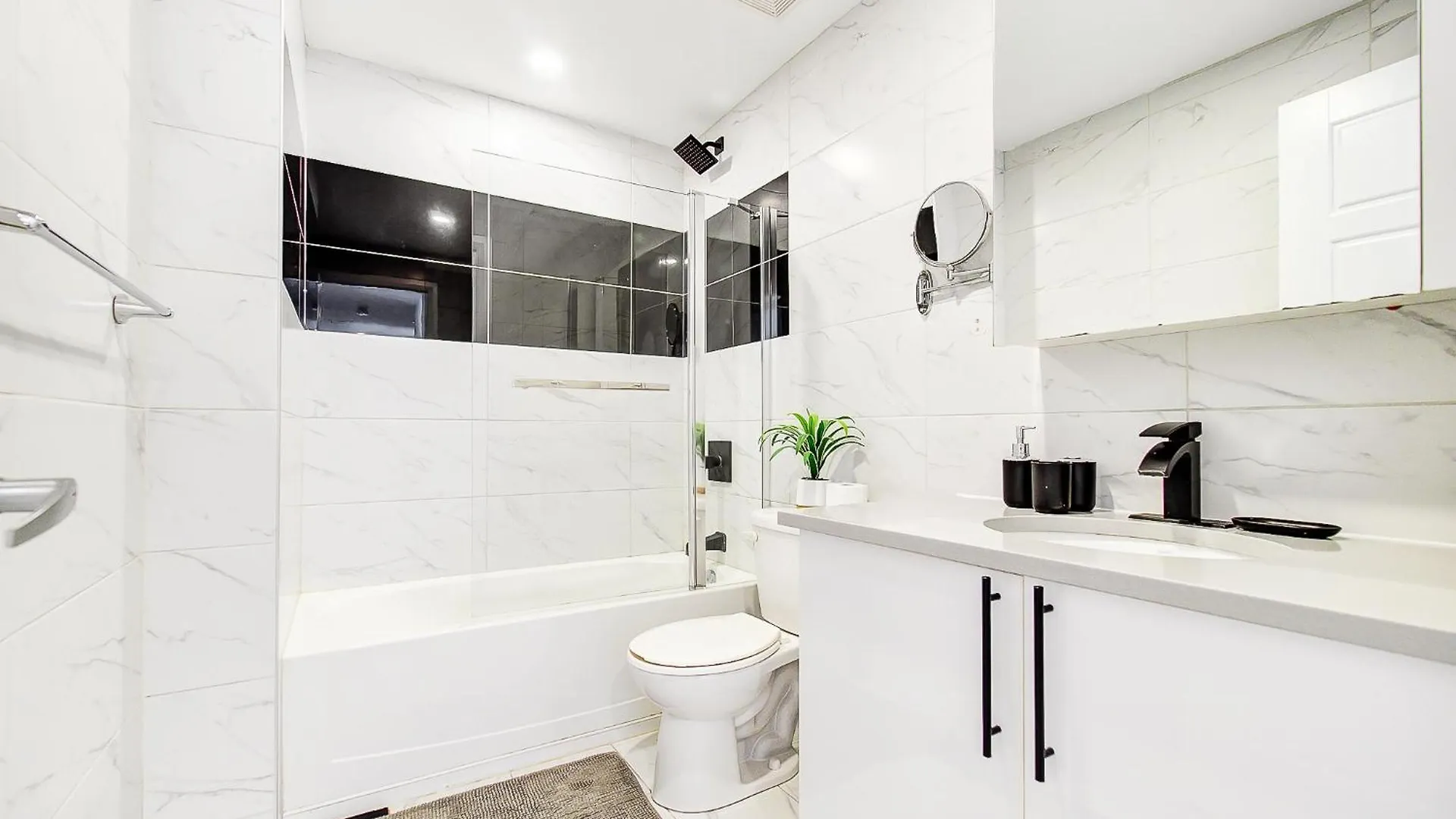 Glamorous 2-Bedroom Condo In Downtown Montreal 206