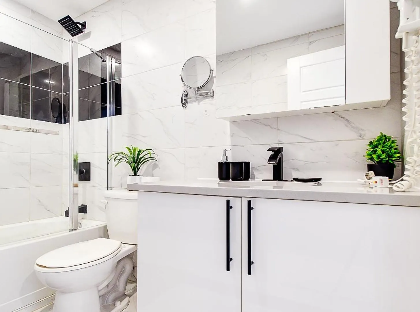 Glamorous 2-Bedroom Condo In Downtown Montreal 206
