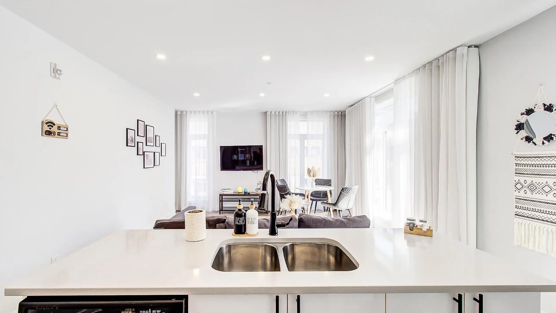Glamorous 2-Bedroom Condo In Downtown Montreal 206 Апартаменты