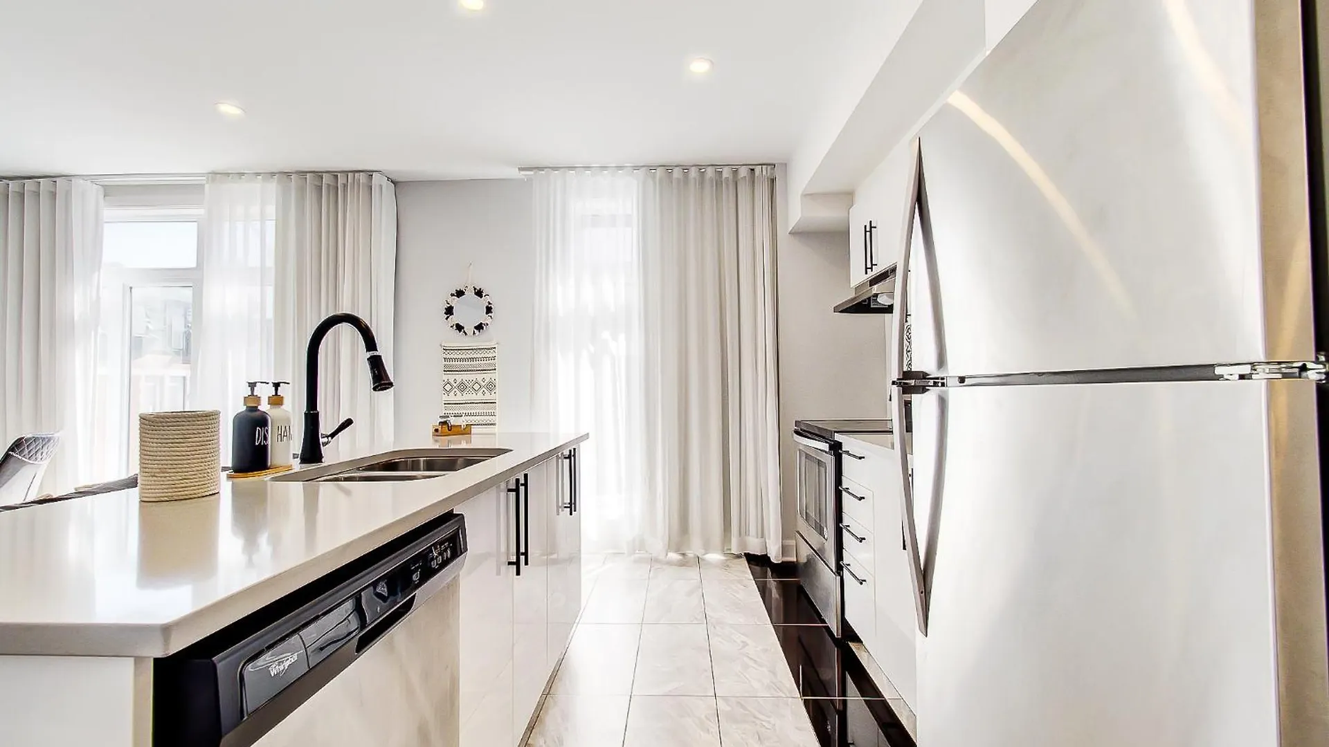 Glamorous 2-Bedroom Condo In Downtown Montreal 206 0*,
